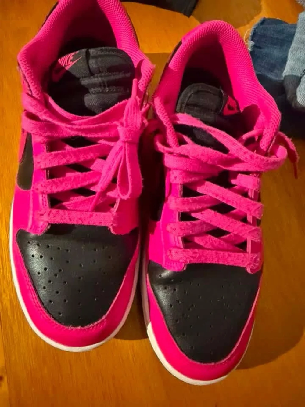 Nike Women's Hot Pink and Black Low-Top Sneakers